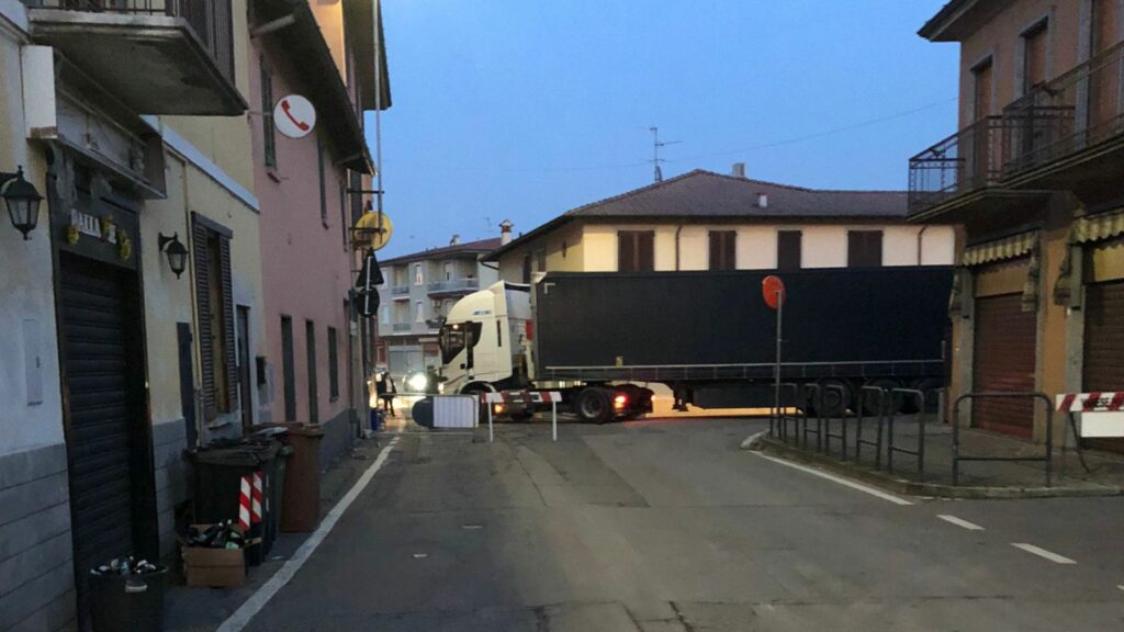 brembio tir in centro paese