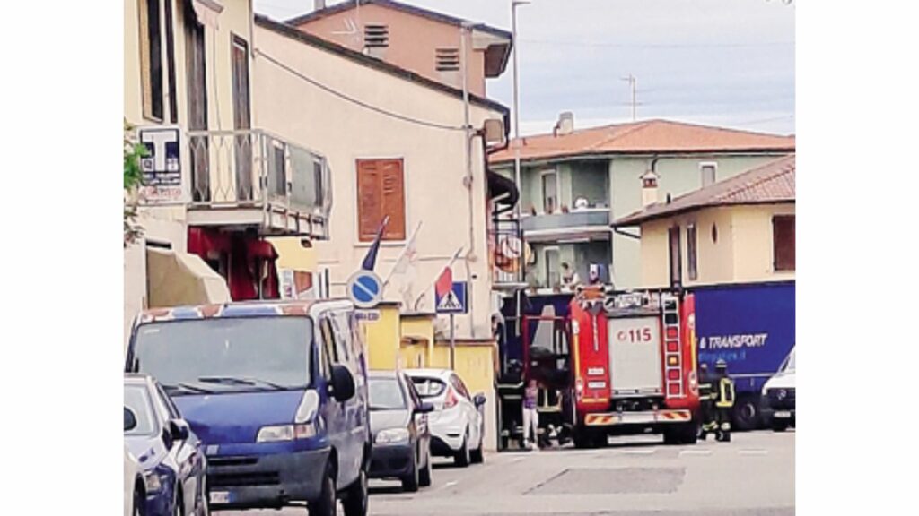 intervento vigili del fuoco per tir incastrato a brembio